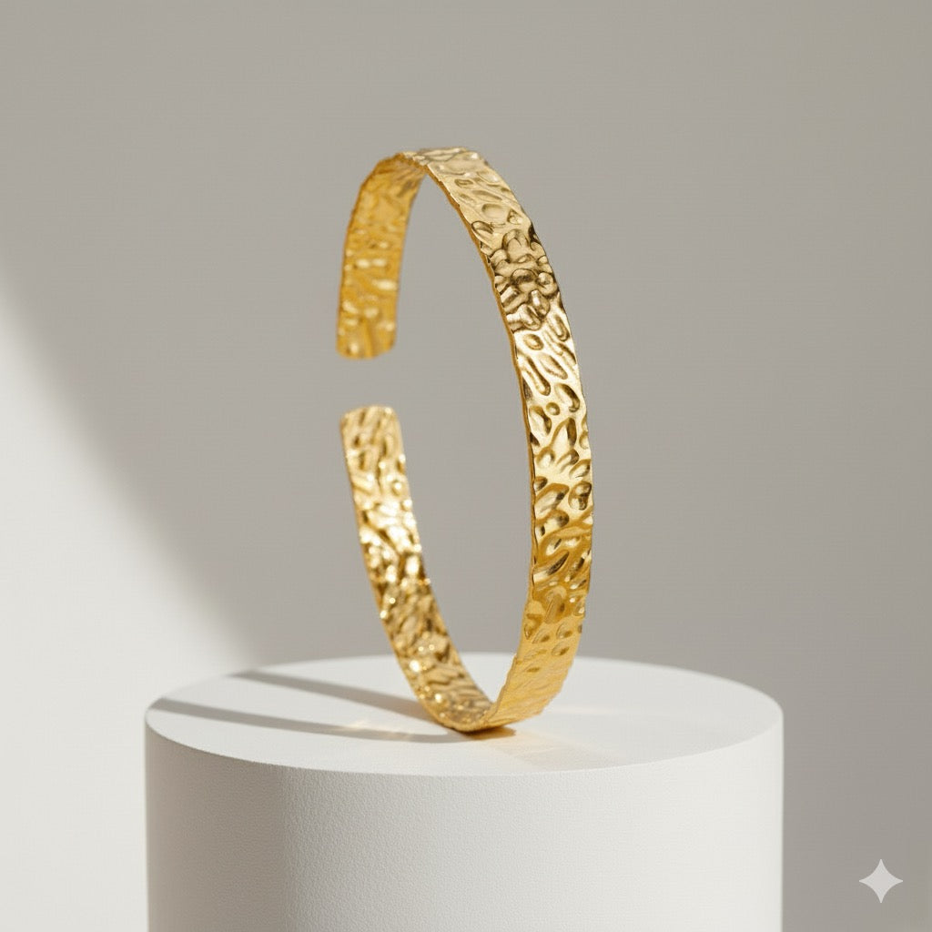 Luxury Gold Bangle – Timeless Elegance for Modern Women