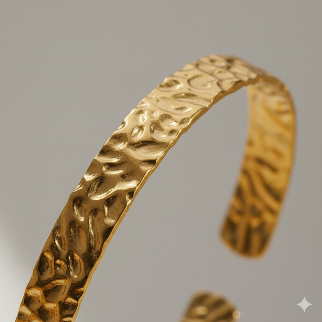 Luxury Gold Bangle – Timeless Elegance for Modern Women 